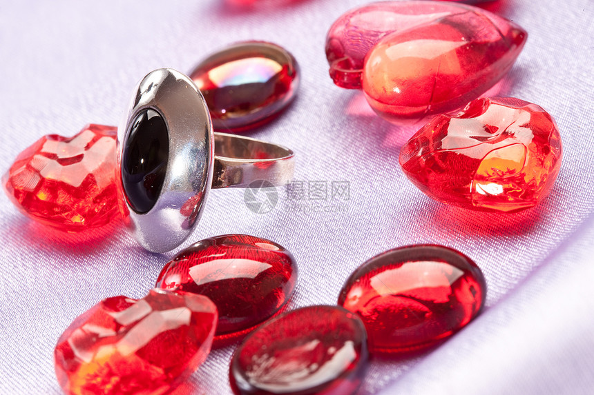 环和心纺织品红色石头玻璃材料布料戒指织物图片