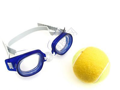 游泳眼镜和网球背景图片