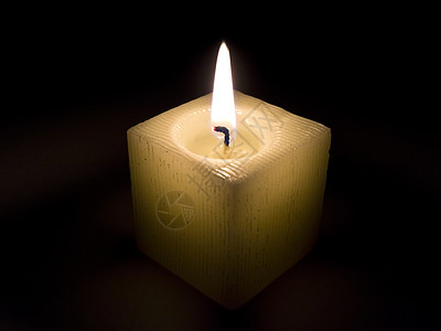 燃烧的蜡烛点燃灯光烛光火焰蜂蜡黑色背景图片