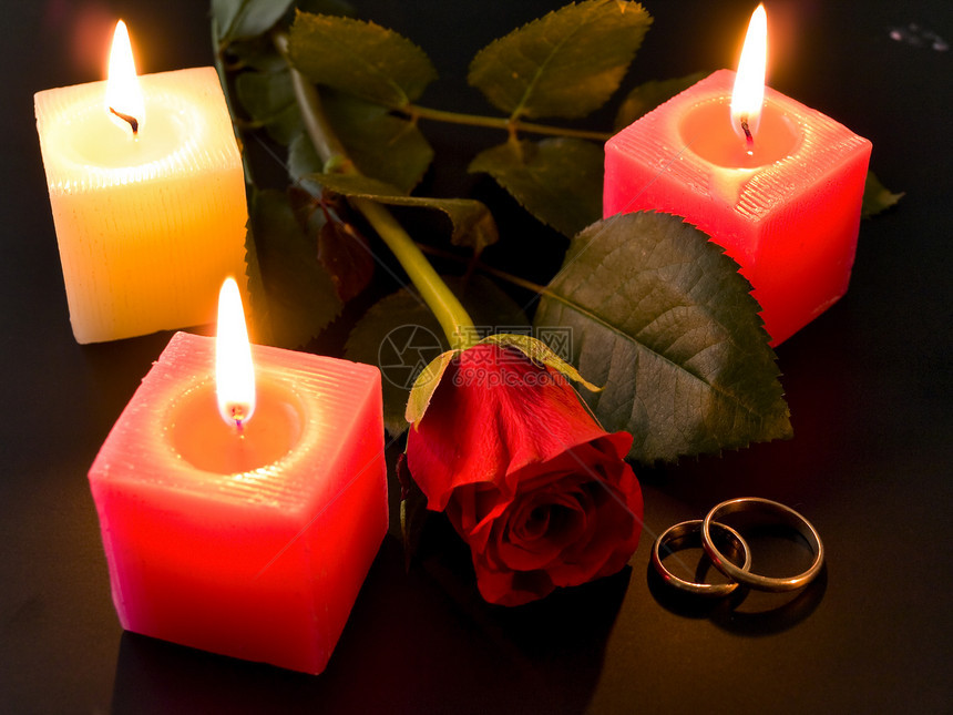 玫瑰环境燃烧花朵烛光夫妻戒指黑色火焰庆典蜡烛图片