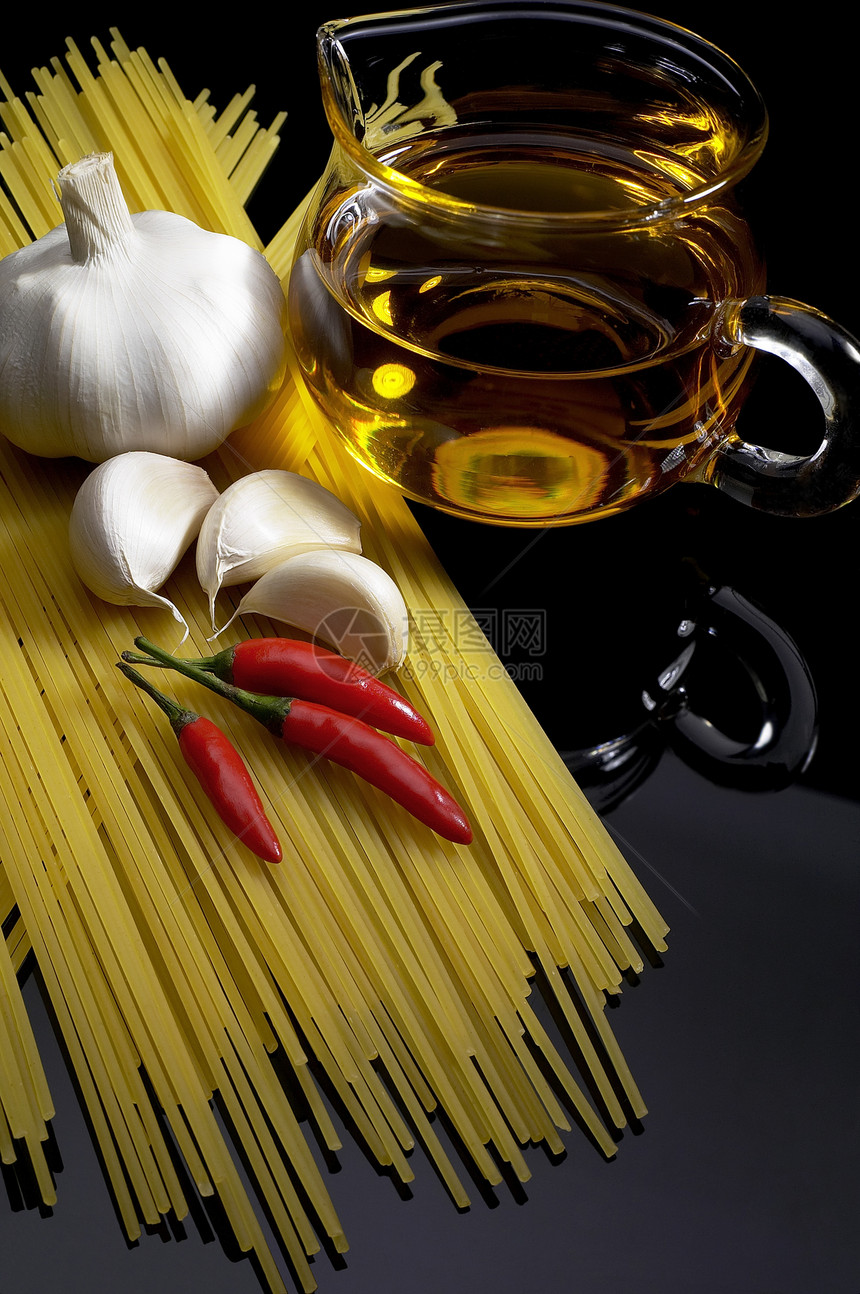大蒜加处方橄榄油和红辣椒营养食谱飞碟胡椒文化玻璃面条香料蔬菜食物图片