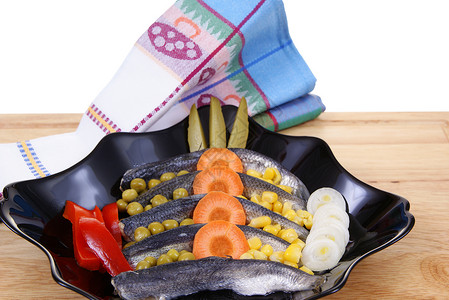 鲱鱼洋葱胡椒玉米盘子青豆黄瓜桌子产品白色餐厅背景图片