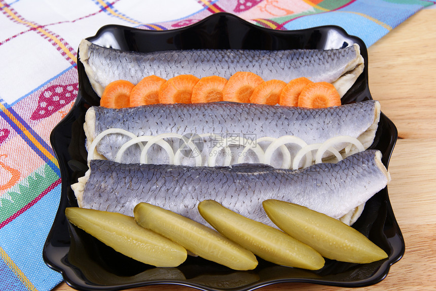 鲱鱼产品盘子白色黄瓜洋葱餐厅桌子图片