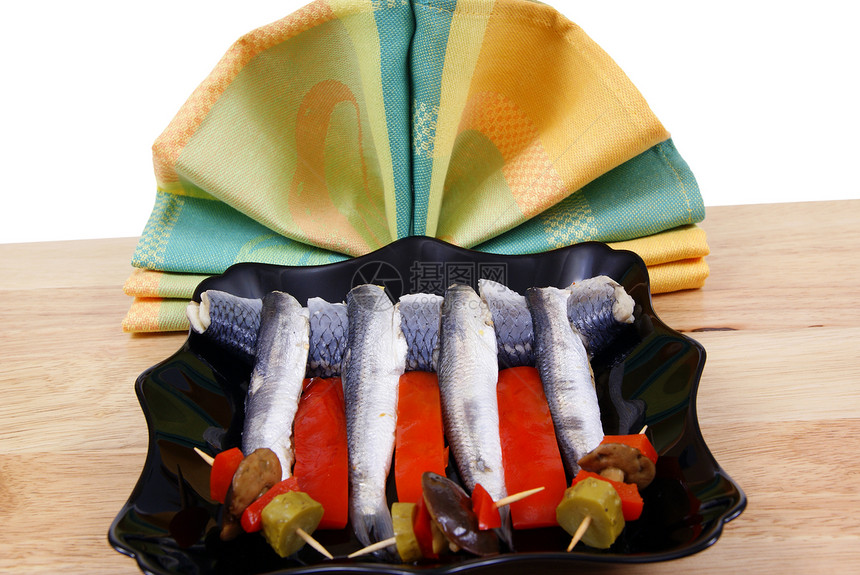 鲱鱼盘子洋葱餐厅产品黄瓜桌子胡椒白色图片