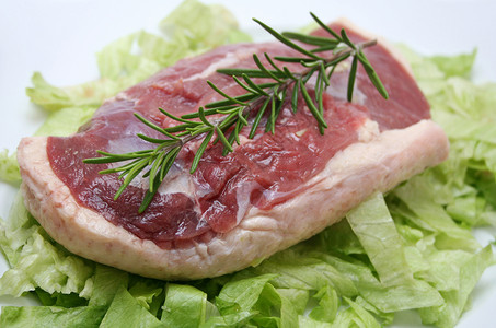 新鲜肉香料鸭肉迷迭香食物烹饪背景图片