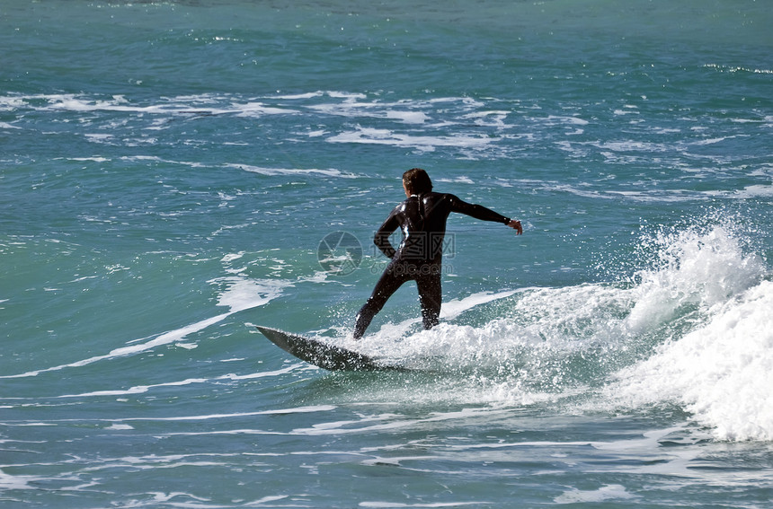 捕捉浪潮力量速度冒险冲浪板男人娱乐运动海洋海浪闲暇图片