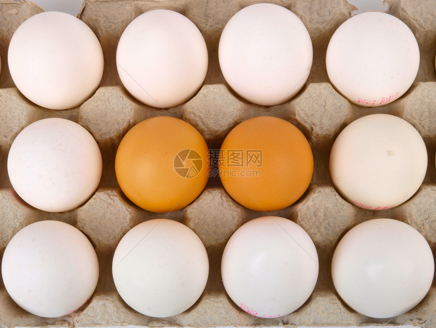 新鲜黄蛋和白蛋白色棕色营养纸盒烹饪食物图片