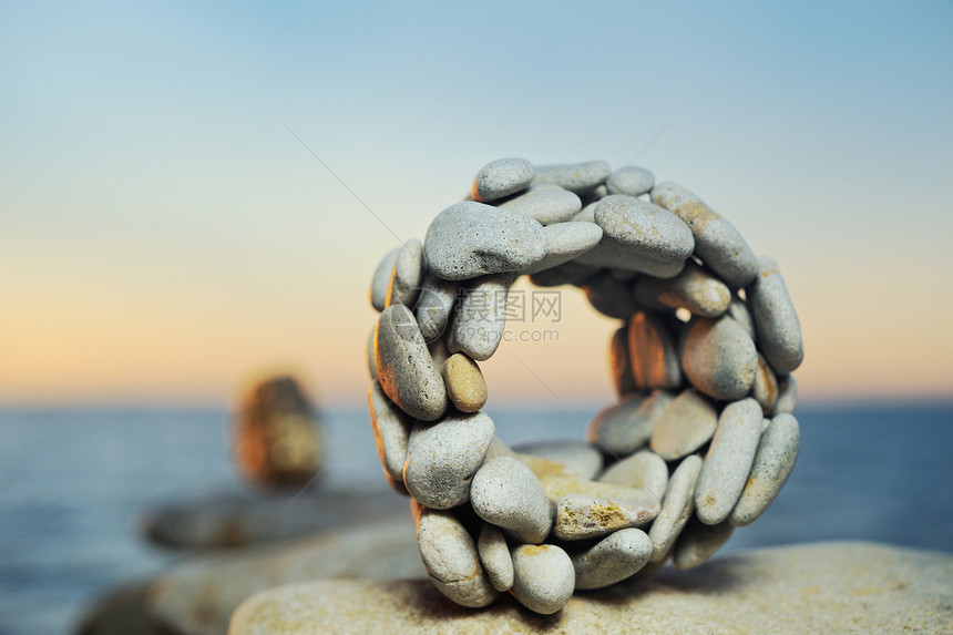 晚上傍晚巨石卵石天空鹅卵石命令蓝色阳光冥想创造力石头图片