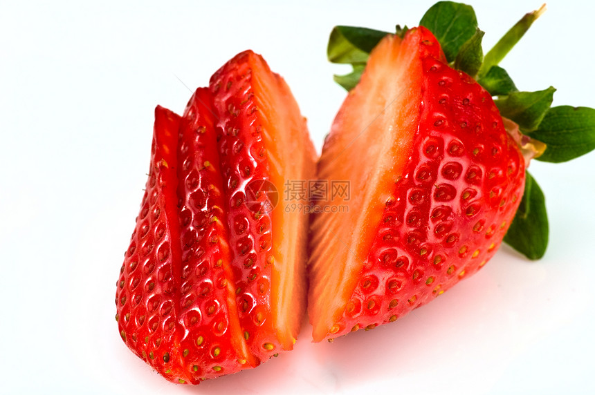 切草莓绿色宏观甜点食物红色叶子水果图片