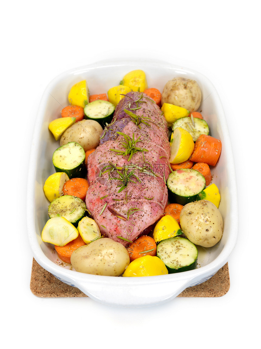 未煮熟的羔羊烤肉托盘盘子蔬菜羊肉白色图片