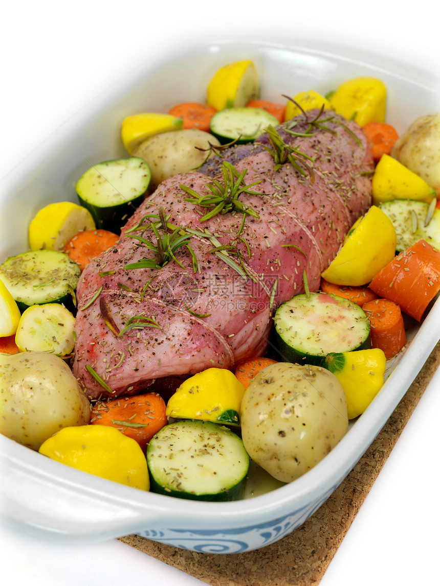 未煮熟的羔羊烤肉盘子白色蔬菜羊肉托盘图片