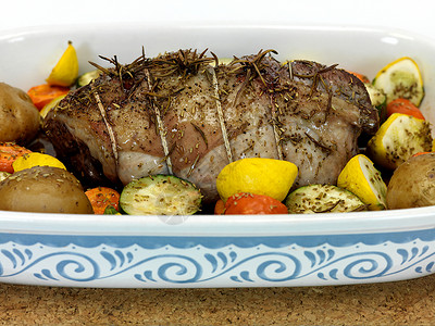 烤羊肉蔬菜盘子托盘羊肉白色背景图片