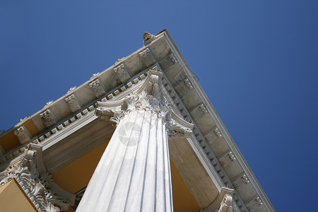 和蓝色的天空柱子雕塑建筑大理石建筑学地标背景图片