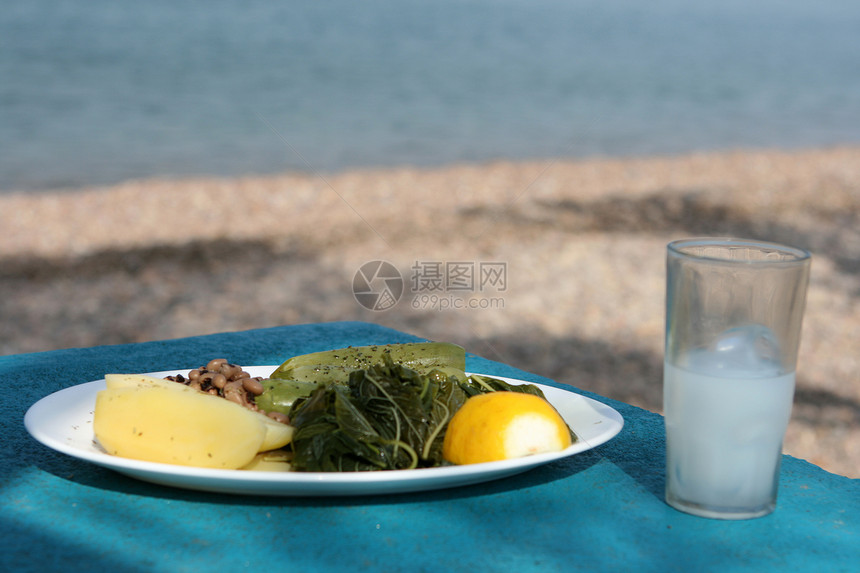 希腊食品蔬菜玻璃酒精柠檬白色食物洋葱盘子土豆蓝色图片
