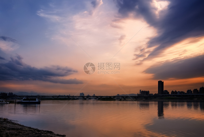 清静的城市风景图片