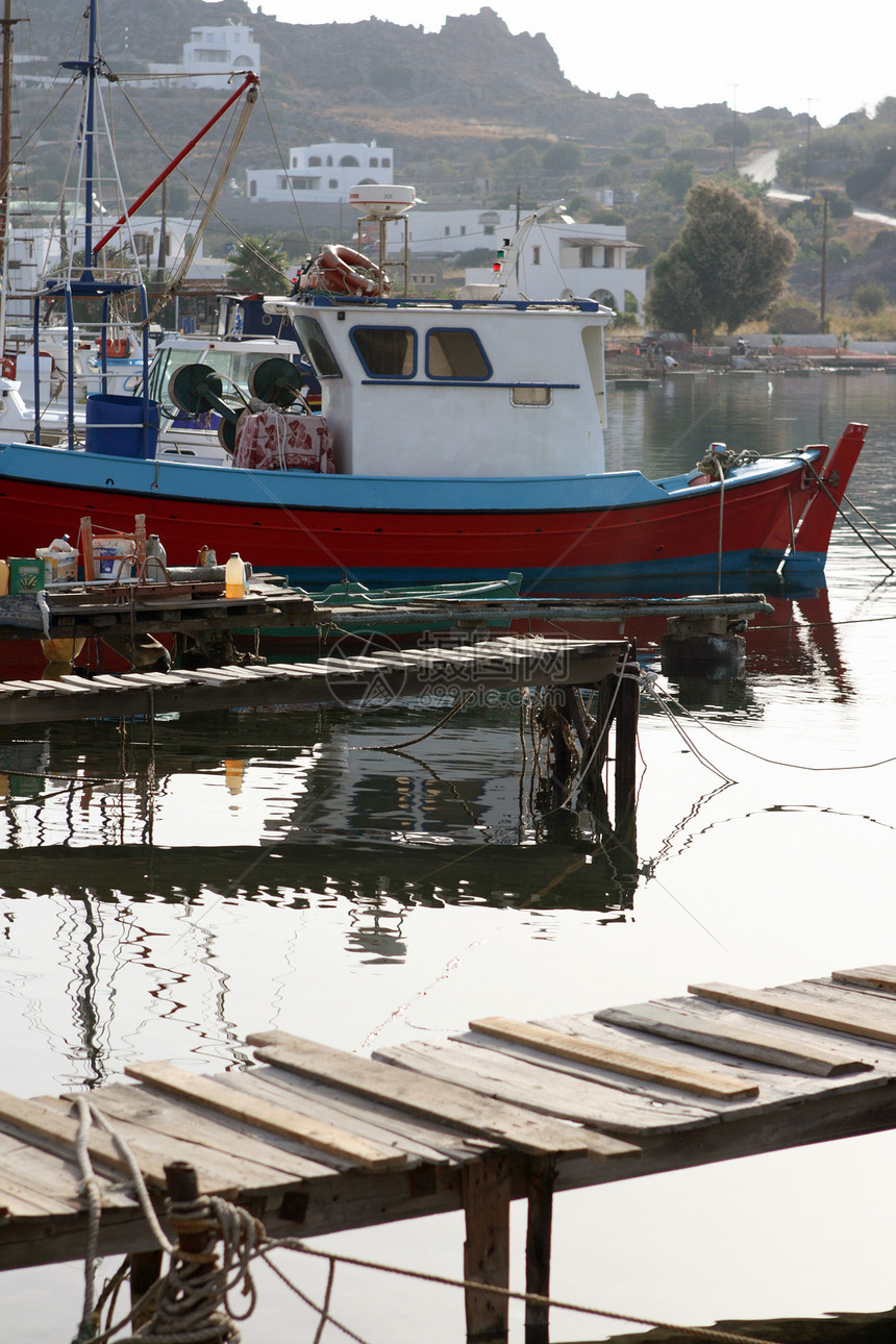 木木码头钓鱼游艇海洋白色天空红色港口蓝色反射图片