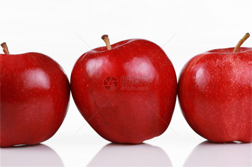 三个闪亮的红苹果红色宏观小吃营养水果图片
