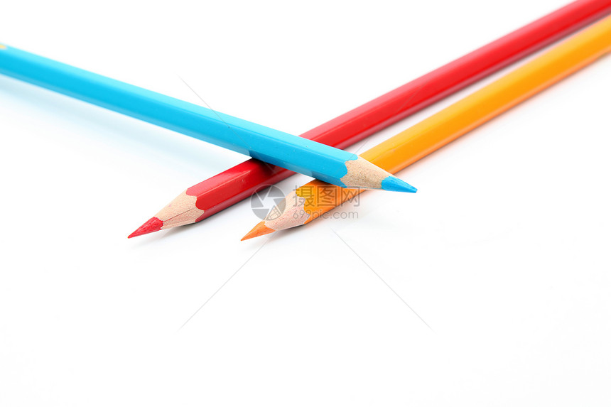 三支铅笔蓝色教育红色团体木头宏观蜡笔黄色工具白色图片