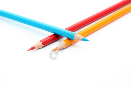 三支铅笔蓝色教育红色团体木头宏观蜡笔黄色工具白色背景