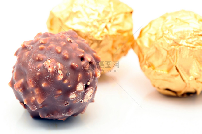 带有坚果的巧克力白色金子棕色糕点金字塔美食食物甜点糖果营养图片