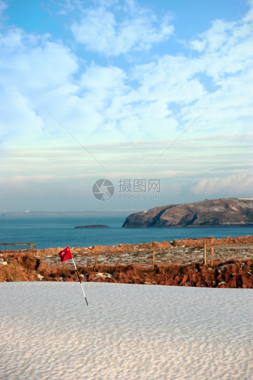 雪覆盖高尔夫球场和悬崖图片