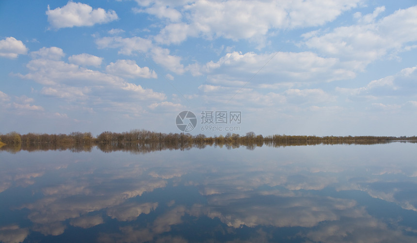 河流中的天空反射镜子绿色蓝色树木场景全景风景阳光乡村土地图片