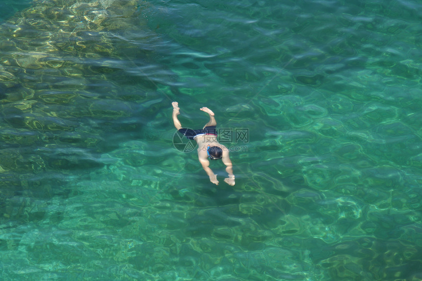 水下游泳浪潮水平游泳者摇滚海浪男人脚蹼海洋浮潜呼吸管图片