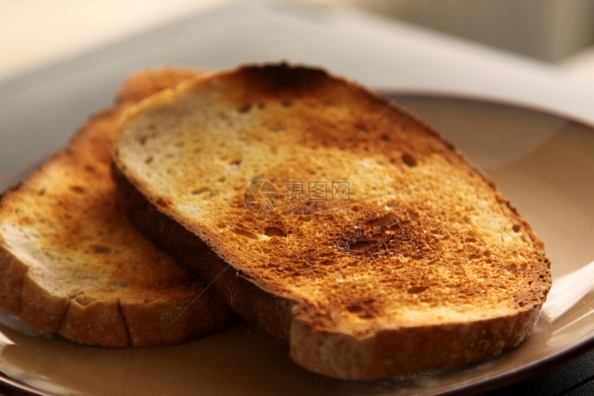 在板块上吐司粮食水平面包早餐盘子脆皮面包片棕色图片