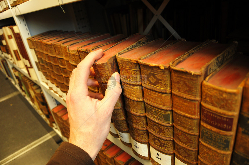 图书馆的旧书货架全书智慧档案大学历史参考归档古董法律图片