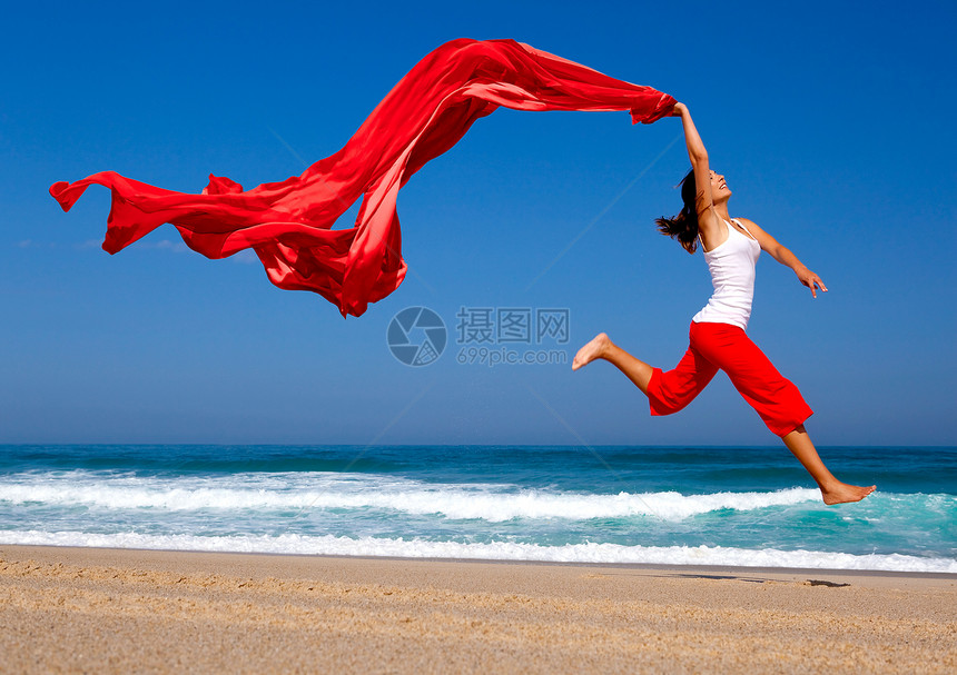 跳跃女性运动海滩活力女孩自由织物假期乐趣组织图片
