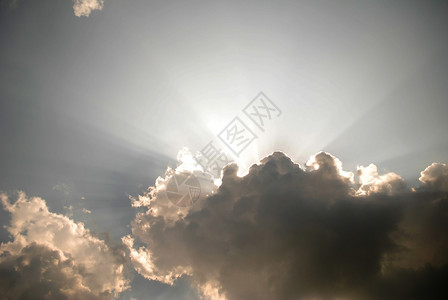 太阳的光芒射线条纹上帝暴风云风暴天空乌云背景图片