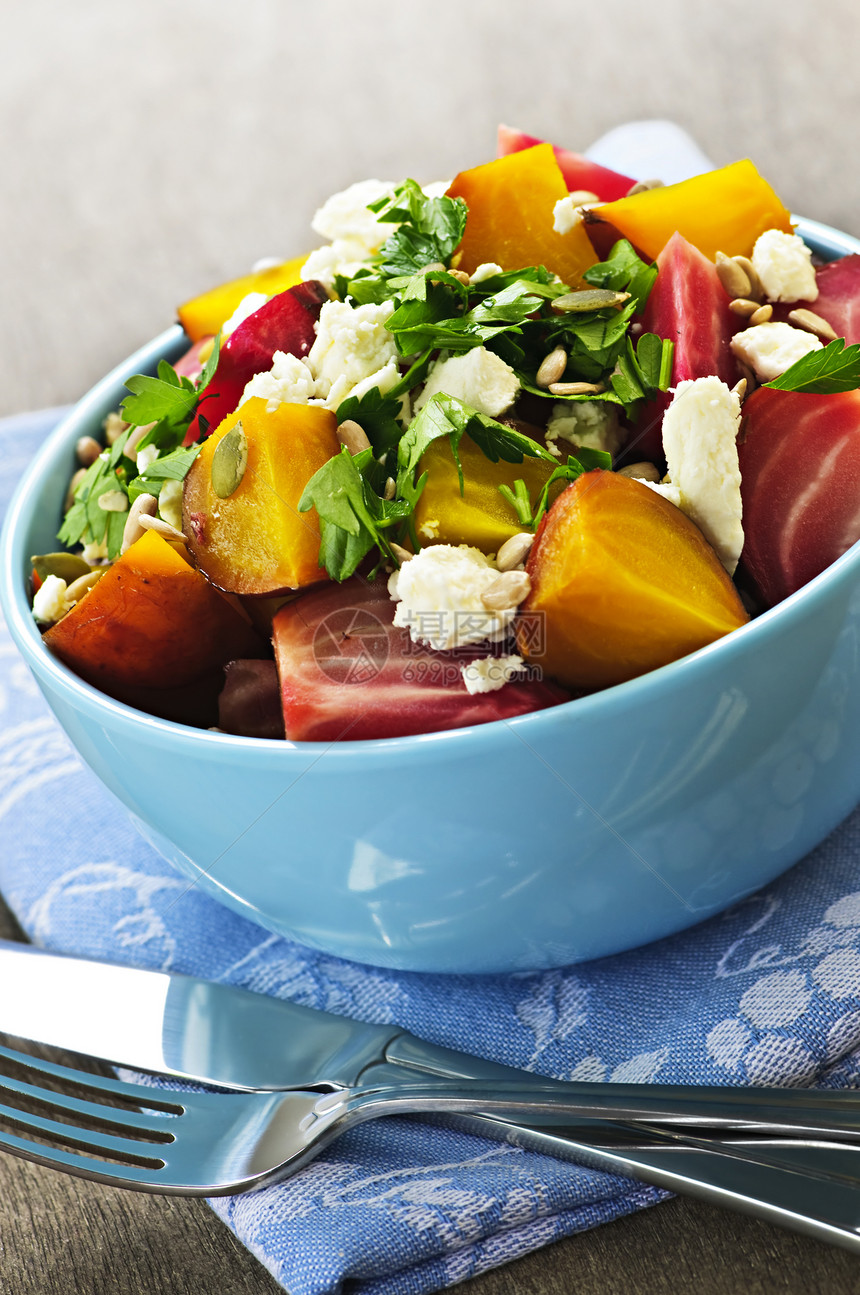 烤红和金甜菜种子蔬菜营养烘烤食物驻扎蓝色盘子向日葵烹饪图片