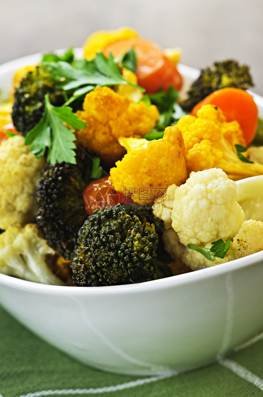 烤蔬菜菜花宏观萝卜盘子橙子黄色生产烹饪白色营养图片