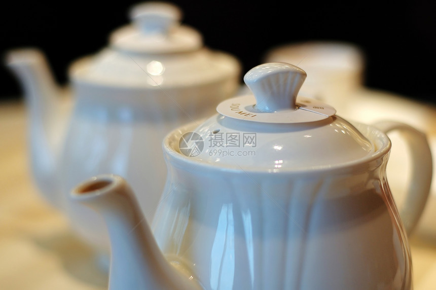 中国陶瓷茶壶用餐休息圆形白色陶器制品桌子釉面食物茶杯图片