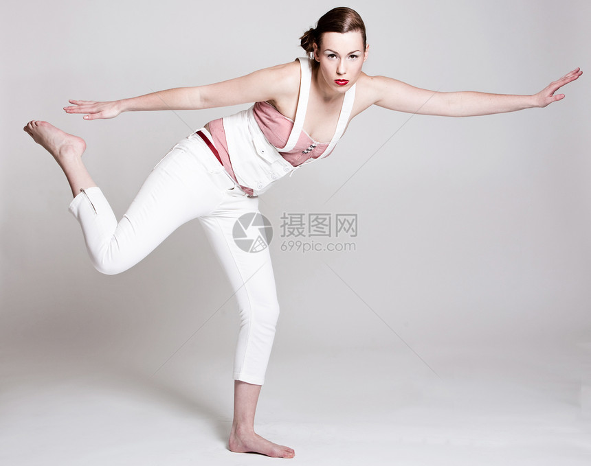 平衡动作黑发时尚女性全身女性化条腿灰色背景姿势图片