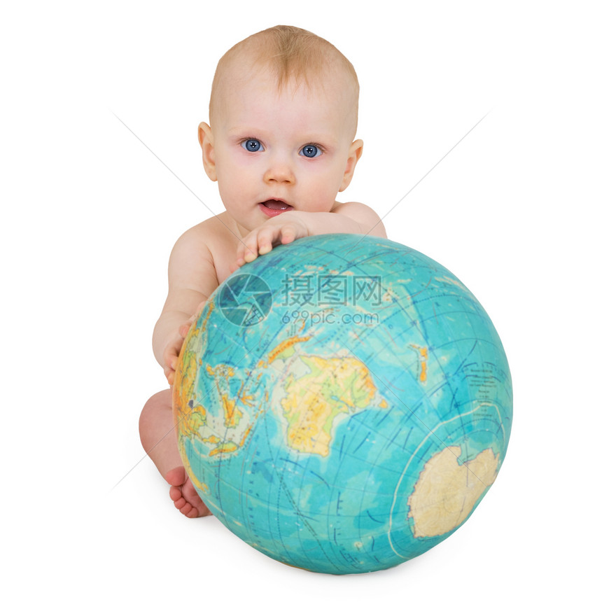 婴儿坐在白色背景和地球的白人背景上图片