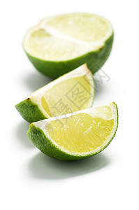 切开石灰水果绿色果汁白色热带营养食物背景图片