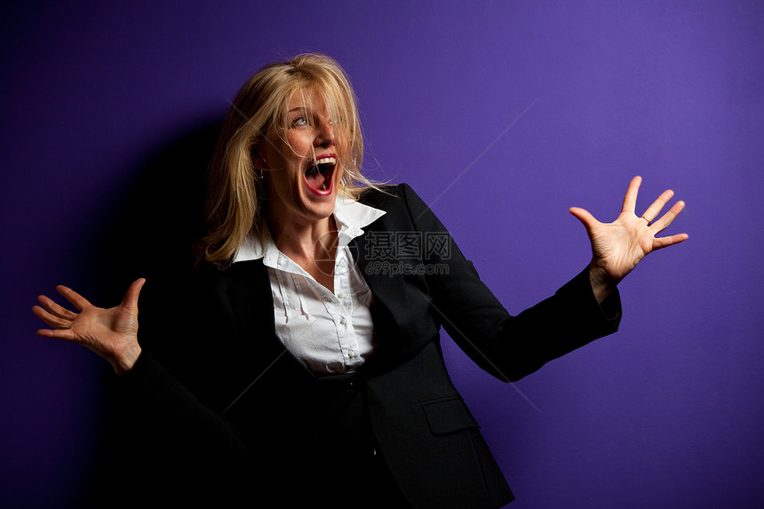 在紫墙上尖叫的女商务人士图片