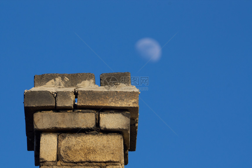 用月亮与蓝天对阵烟雾行星天文学蓝色月光天空烟囱圆圈图片