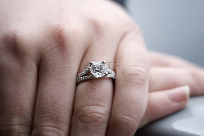 订婚戒指火花钻石婚姻图片