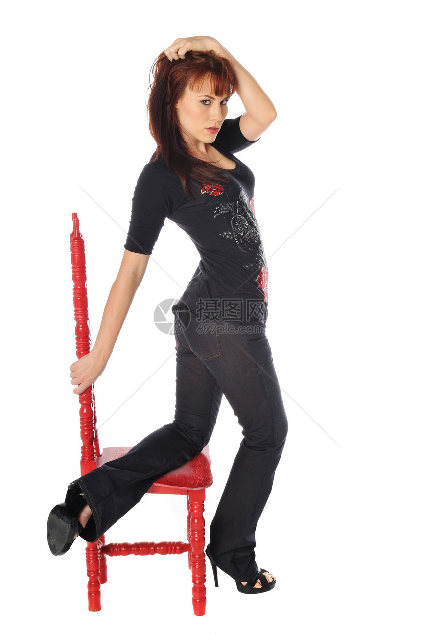 有红色椅子的有吸引力的女人座位乐趣女性长椅冒充白色衬衫魅力木头凳子图片
