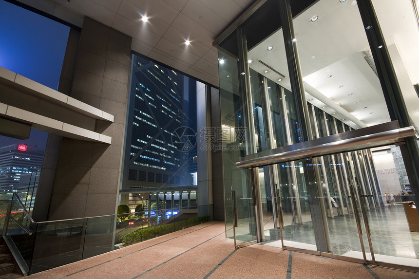 晚上在香港现代大楼入口处的大门蓝色天空进口入口建筑学方法建筑窗户门户网站玻璃图片