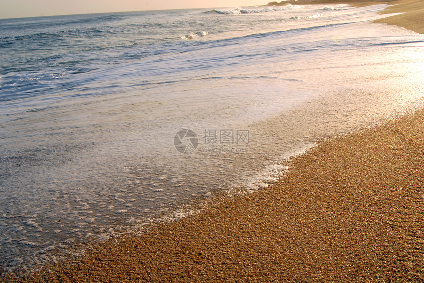 岸边的波浪泡沫海浪支撑海洋海岸天堂天空情调蓝色地平线时间图片