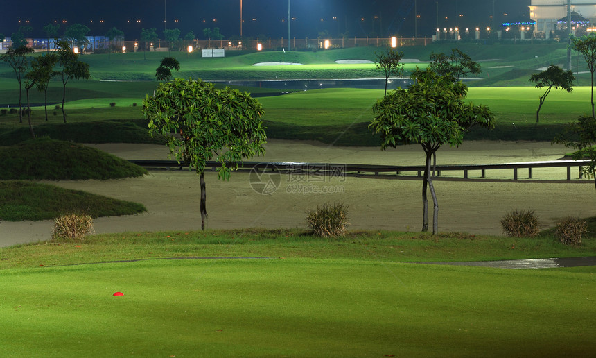 夜间高尔夫球场图片