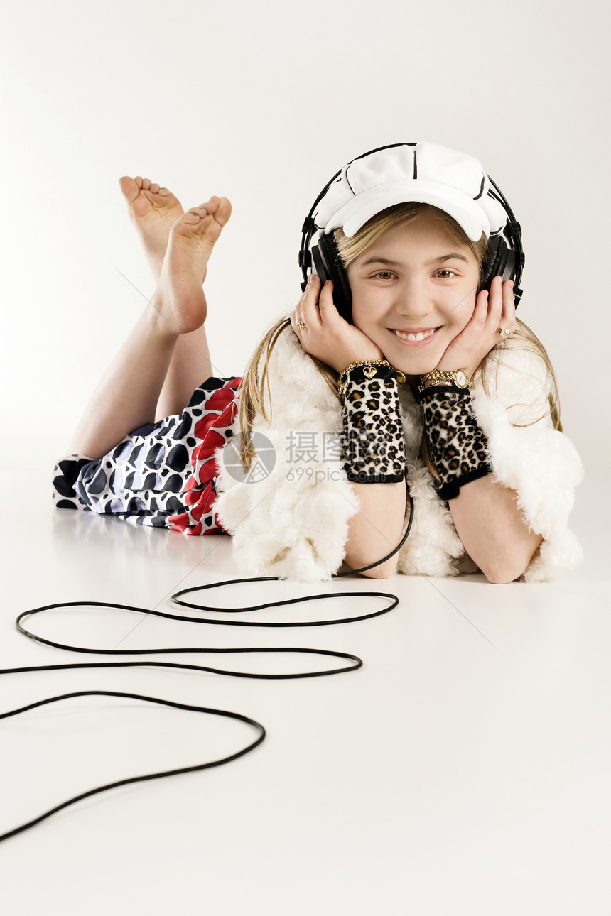 用耳机收听音乐闲暇喜悦童年青年女性孩子乐趣微笑女孩幸福图片