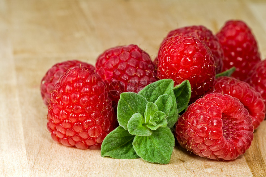 新鲜成熟的草莓覆盆子粉色甜点香味水果木头薄荷红色食物草本图片