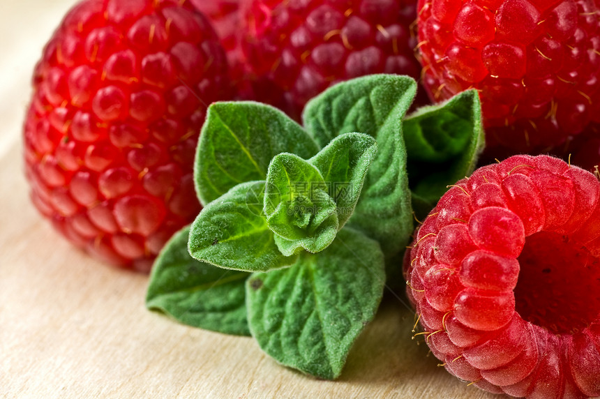 新鲜成熟的草莓甜点食物粉色美食叶子薄荷绿色香味红色草本植物图片