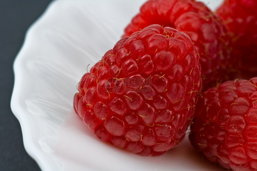 新鲜成熟的草莓白色美食甜点粉色宏观水果覆盆子食物红色瓷器图片