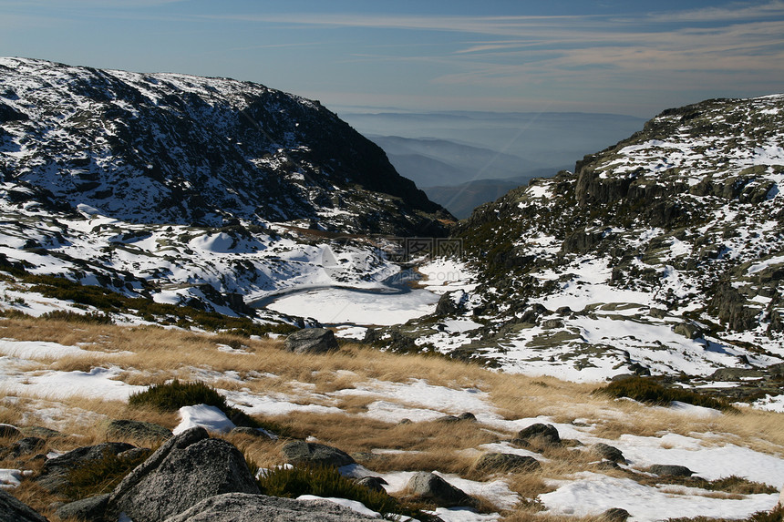 冬季风景滑雪天空季节栅栏旅行岩石蓝色远足爬坡冻结图片