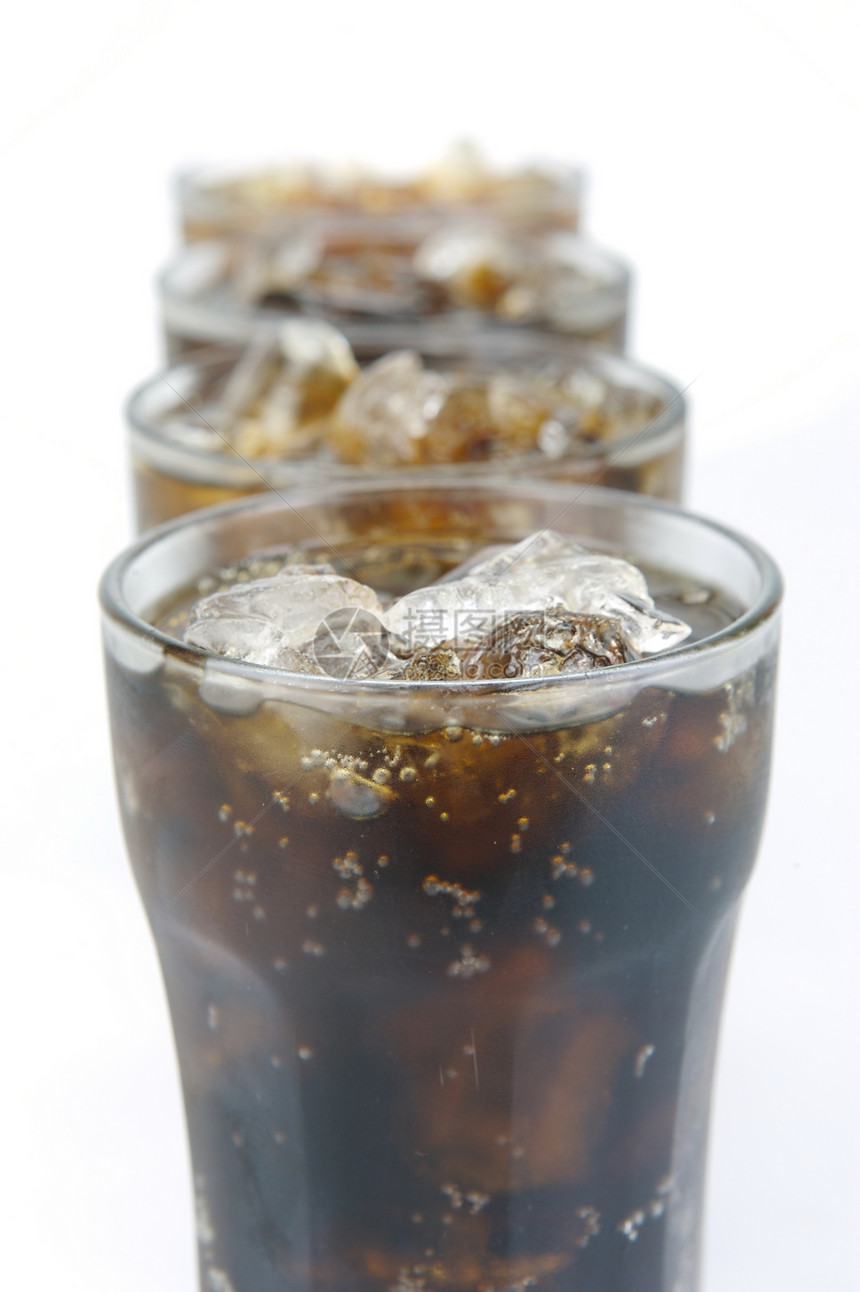 冷可口可乐饮料玻璃立方体汽水苏打冰块搅拌机白色混合器派对图片